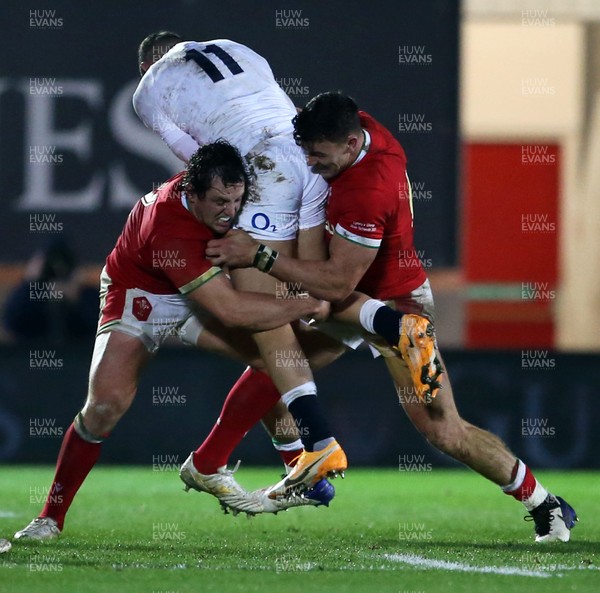 281120 - Wales v England - Autumn Nations Cup 2020 - Jonny May of England is tackled by Ryan Elias and Johnny Williams of Wales