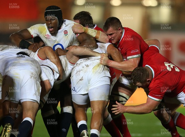 281120 - Wales v England - Autumn Nations Cup 2020 - Maro Itoje of England and Shane Lewis-Hughes of Wales in the maul