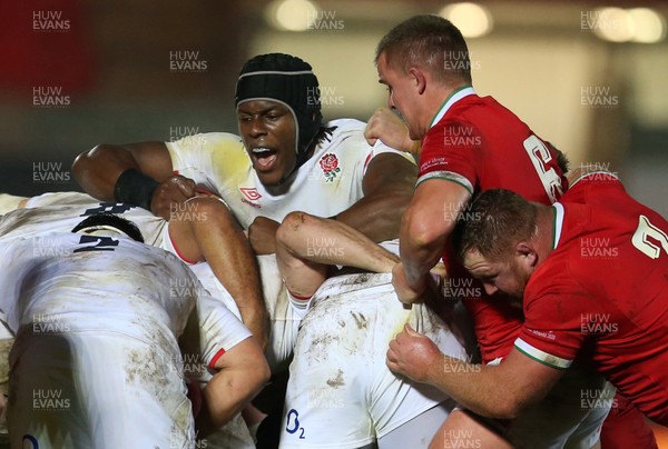 281120 - Wales v England - Autumn Nations Cup 2020 - Maro Itoje of England in the maul