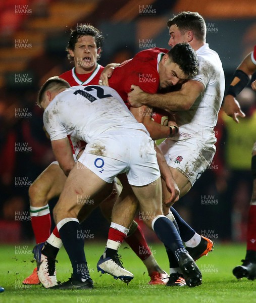 281120 - Wales v England - Autumn Nations Cup 2020 - Johnny Williams of Wales is tackled by Owen Farrell and George Ford of England