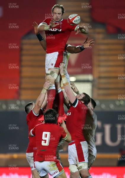 281120 - Wales v England - Autumn Nations Cup 2020 - Alun Wyn Jones of Wales wins the line out