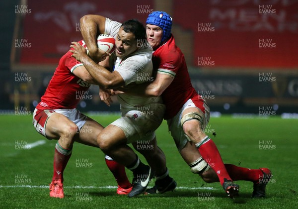 281120 - Wales v England - Autumn Nations Cup 2020 - Billy Vunipola of England is tackled by Louis Rees-Zammit and Shane Lewis-Hughes of Wales