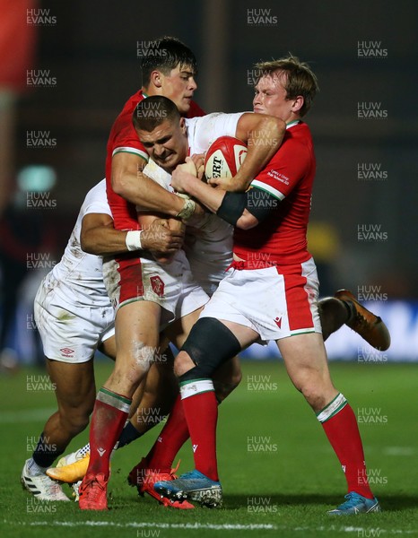281120 - Wales v England - Autumn Nations Cup 2020 - Henry Slade of England is pushed into touch by Louis Rees-Zammit and Nick Tompkins of Wales