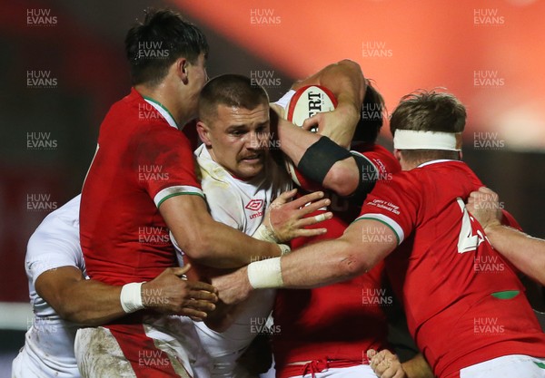281120 - Wales v England - Autumn Nations Cup 2020 - Henry Slade of England is pushed into touch by Louis Rees-Zammit and Nick Tompkins of Wales