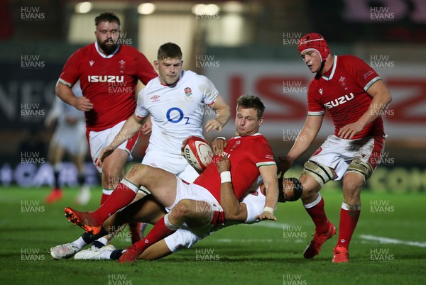 281120 - Wales v England - Autumn Nations Cup 2020 - Dan Biggar of Wales is tackled by Anthony Watson of England