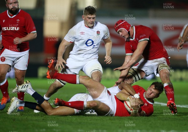 281120 - Wales v England - Autumn Nations Cup 2020 - Dan Biggar of Wales is tackled by Anthony Watson of England