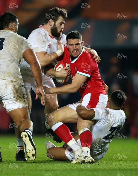 281120 - Wales v England - Autumn Nations Cup 2020 - Owen Watkin of Wales is tackled by Anthony Watson of England