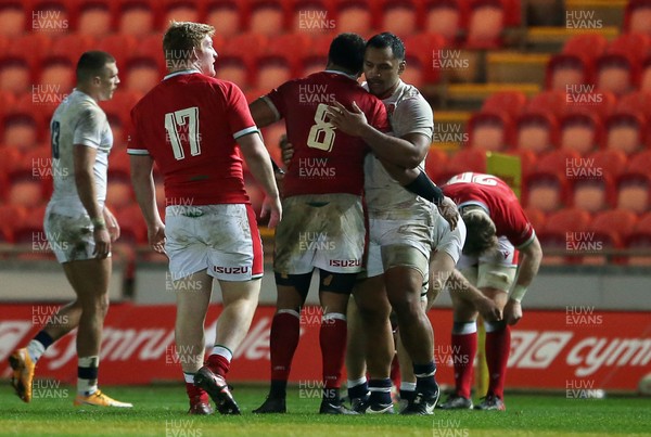 281120 - Wales v England - Autumn Nations Cup 2020 - Taulupe Faletau of Wales and Billy Vunipola of England hug at full time