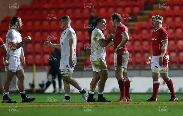 281120 - Wales v England - Autumn Nations Cup 2020 - Ellis Genge of England and Alun Wyn Jones of Wales shake hands at full time