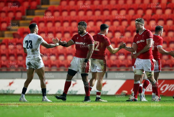281120 - Wales v England - Autumn Nations Cup 2020 - Anthony Watson of England and Taulupe Faletau of Wales shake hands at full time