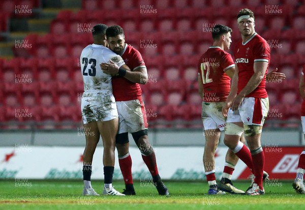 281120 - Wales v England - Autumn Nations Cup 2020 - Anthony Watson of England and Taulupe Faletau of Wales hug at full time