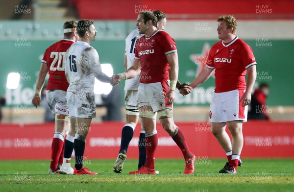 281120 - Wales v England - Autumn Nations Cup 2020 - Elliot Daly of England and Alun Wyn Jones of Wales shake hands at full time