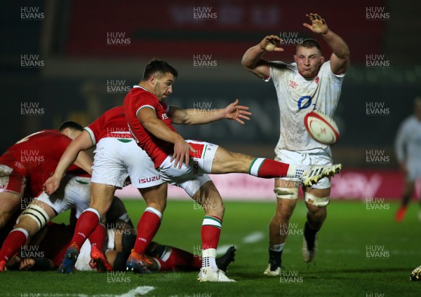 281120 - Wales v England - Autumn Nations Cup 2020 - Rhys Webb of Wales is challenged by Sam Underhill of England