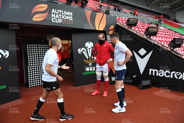281120 - Wales v England - Autumn Nations Cup - Referee Romain Poite, Alun Wyn Jones of Wales and Owen Farrell of England during the coin toss