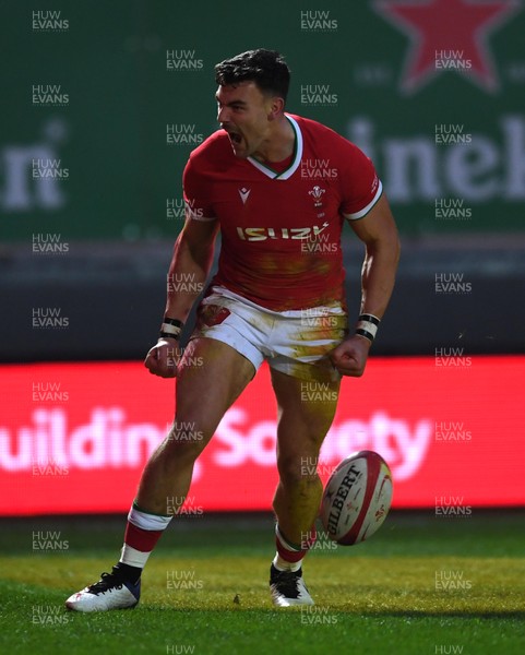 281120 - Wales v England - Autumn Nations Cup - Johnny Williams of Wales celebrates try
