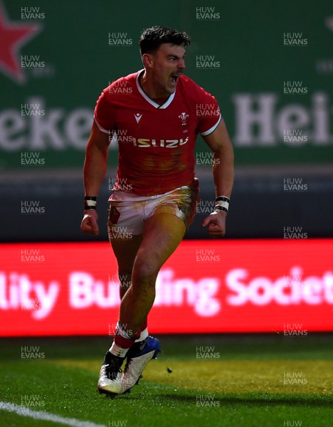 281120 - Wales v England - Autumn Nations Cup - Johnny Williams of Wales celebrates try