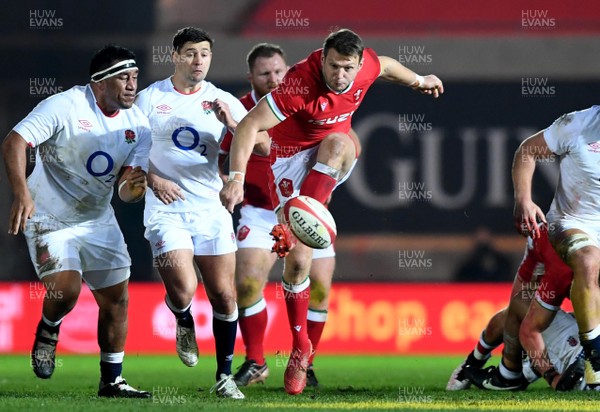 281120 - Wales v England - Autumn Nations Cup - Dan Biggar of Wales gets the ball away