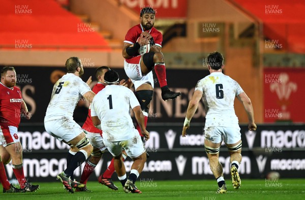 281120 - Wales v England - Autumn Nations Cup - Taulupe Faletau of Wales takes high ball
