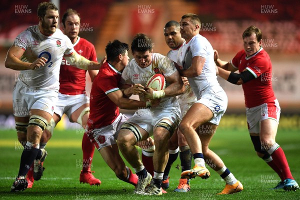 281120 - Wales v England - Autumn Nations Cup - Tom Curry of England is tackled by Louis Rees-Zammit of Wales