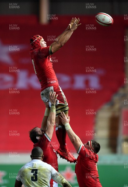 281120 - Wales v England - Autumn Nations Cup - James Botham of Wales wins line out ball