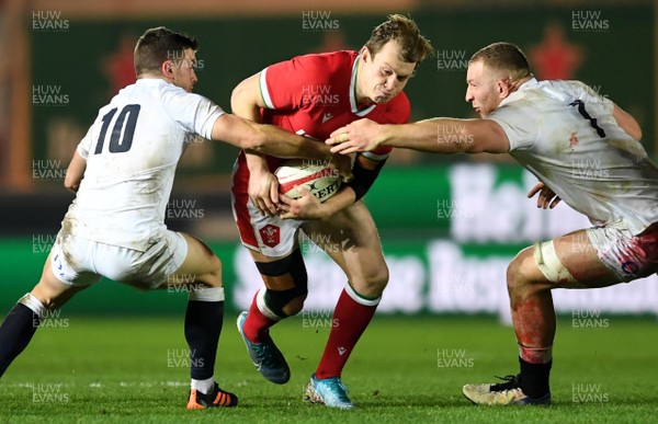 281120 - Wales v England - Autumn Nations Cup - Nick Tompkins of Wales is tackled by George Ford and Sam Underhill of England