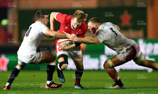 281120 - Wales v England - Autumn Nations Cup - Nick Tompkins of Wales is tackled by George Ford and Sam Underhill of England