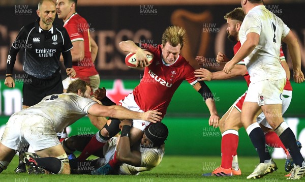 281120 - Wales v England - Autumn Nations Cup - Nick Tompkins of Wales is tackled by Maro Itoje of England