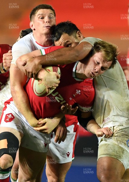 281120 - Wales v England - Autumn Nations Cup - Nick Tompkins of Wales is tackled by Owen Farrell and Billy Vunipola of England