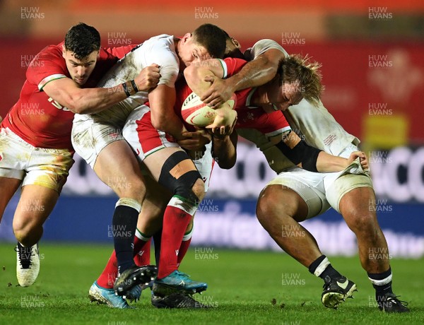 281120 - Wales v England - Autumn Nations Cup - Nick Tompkins of Wales is tackled by Owen Farrell and Billy Vunipola of England