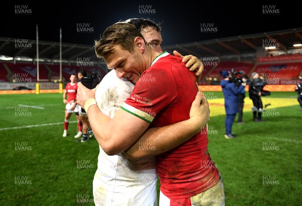 281120 - Wales v England - Autumn Nations Cup - Jamie George of England and Dan Biggar of Wales at the end of the game