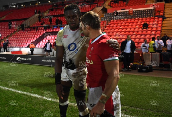 281120 - Wales v England - Autumn Nations Cup - Maro Itoje of England and Leigh Halfpenny of Wales at the end of the game