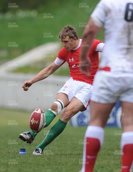 26.04.09 - Under 18 Six Nations Rugby -  Wales  England -  Wales' Tom Prydie kicks for goal 