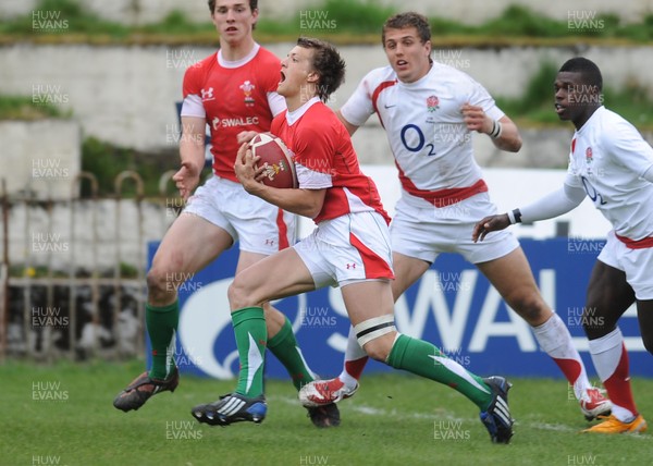 26.04.09 - Under 18 Six Nations Rugby -  Wales  England -  Wales' Dale Ford takes a high ball on his way to score a try 