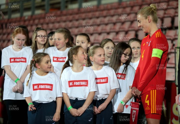 060320 - Wales v Estonia - Women's International Friendly - Sophie Ingle Wales captain with mascots