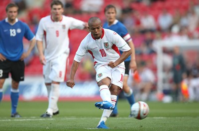 29.05.09 - Wales v Estonia, International Friendy, Llanelli -  Wales' Robert Earnshaw scores goal from the penalty spot  