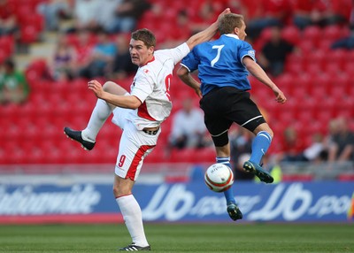 29.05.09 - Wales v Estonia, International Friendy, Llanelli -  Wales' Sam Vokes gets the better of Estonia's Sander Puri  