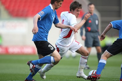 29.05.09 - Wales v Estonia, International Friendy, Llanelli -  Wales' Aaron Ramsey tests the Estonian defence 
