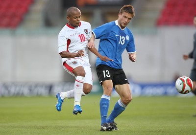 29.05.09 - Wales v Estonia, International Friendy, Llanelli -  Wales' Robert Earnshaw gets the ball past Estonia's Martin Vunk  