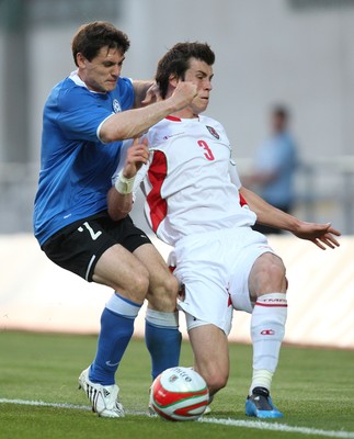 29.05.09 - Wales v Estonia, International Friendy, Llanelli -  Wales' Gareth Bale is challenged by Estonia's Tihhon Sisov 