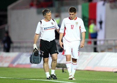 29.05.09 - Wales v Estonia, International Friendy, Llanelli -  Wales' Ched Evans leaves the field with injury 