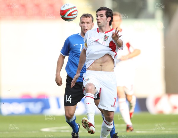 29.05.09 - Wales v Estonia, International Friendy, Llanelli -  Wales' Joe Ledley wins the ball from Estonia's Konstantin Vassiljev  
