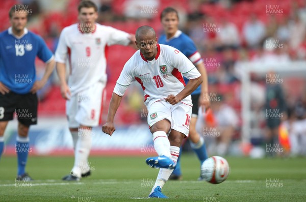 29.05.09 - Wales v Estonia, International Friendy, Llanelli -  Wales' Robert Earnshaw scores goal from the penalty spot  