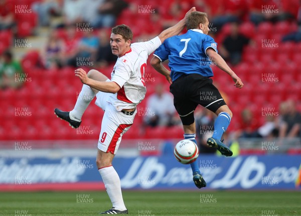 29.05.09 - Wales v Estonia, International Friendy, Llanelli -  Wales' Sam Vokes gets the better of Estonia's Sander Puri  