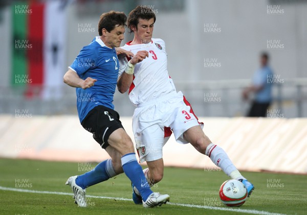 29.05.09 - Wales v Estonia, International Friendy, Llanelli -  Wales' Gareth Bale is challenged by Estonia's Tihhon Sisov 