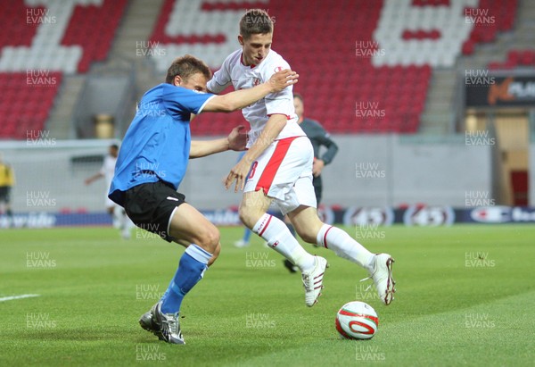 29.05.09 - Wales v Estonia, International Friendy, Llanelli -  Wales' Joe Allen tangles with Estonia's Gert Kams  