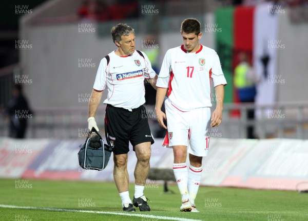29.05.09 - Wales v Estonia, International Friendy, Llanelli -  Wales' Ched Evans leaves the field with injury 