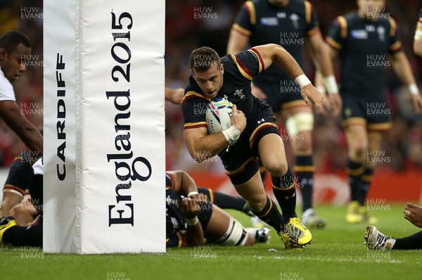 011015 - Wales v Fiji - Rugby World Cup - Gareth Davies of Wales scores the first try