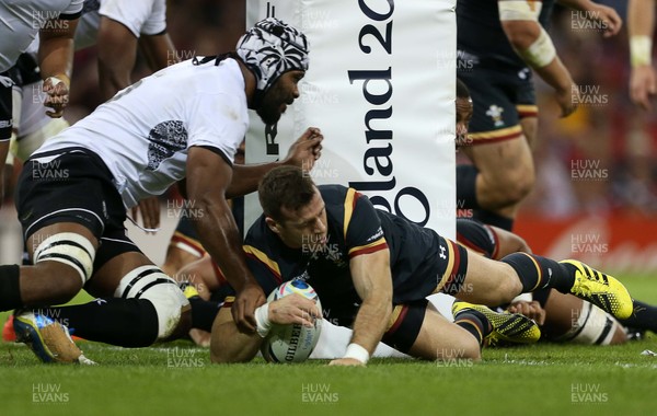 011015 - Wales v Fiji - Rugby World Cup - Gareth Davies of Wales scores the first try