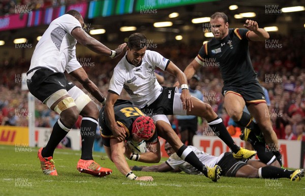 011015 - Wales v Fiji - Rugby World Cup - Tyler Morgan of Wales falls just short of the line