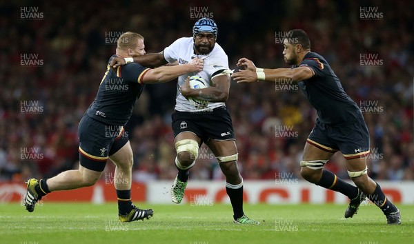 011015 - Wales v Fiji - Rugby World Cup - Tevita Cavubati of Fiji is tackled by Samson Lee and Taulupe Faletau of Wales